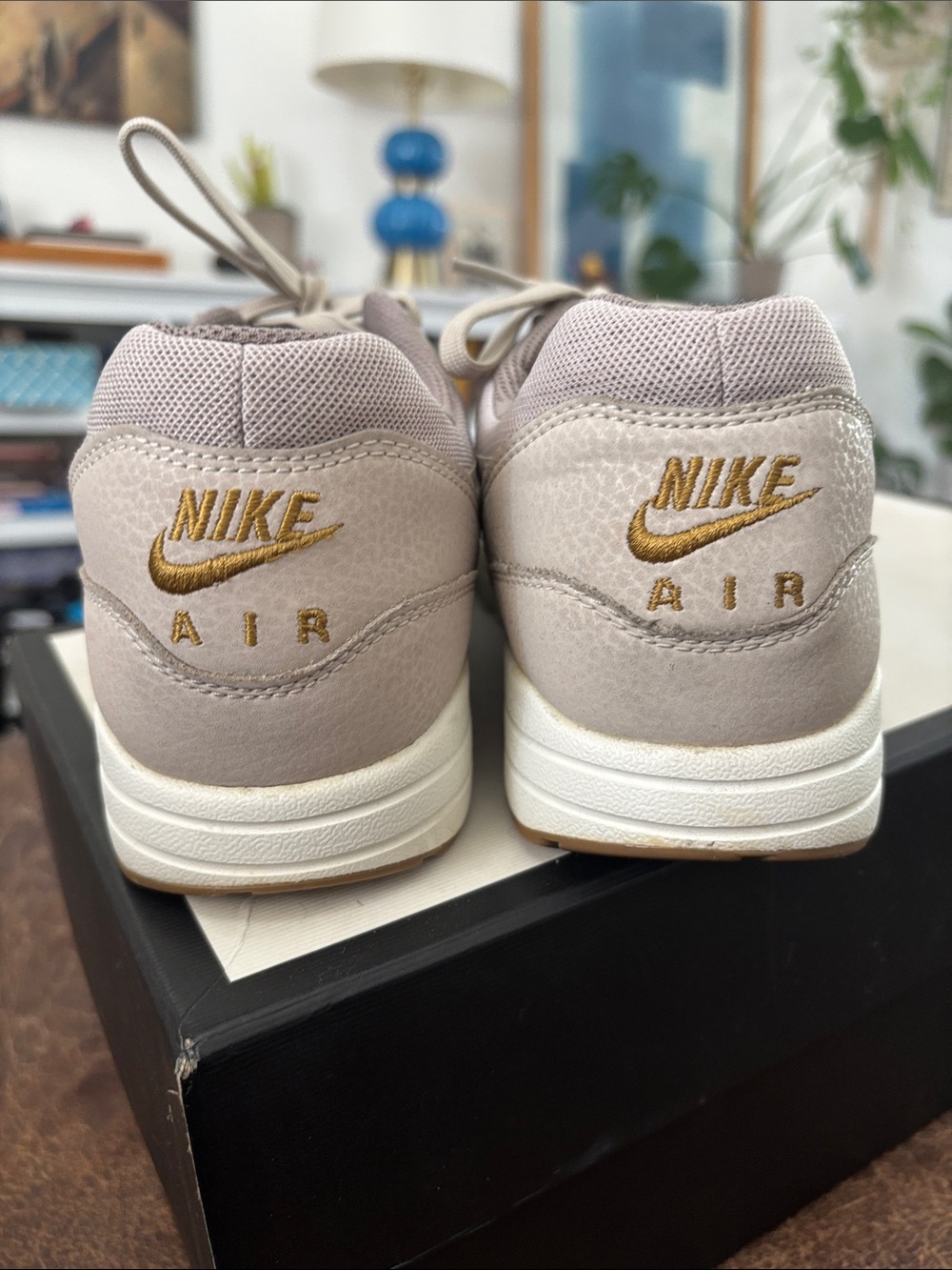 Nike Women’s Air Max 1 in Beige with metallic Logo - Picture 11 of 14